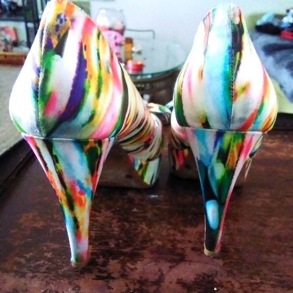 Women's Gianni Bini Flower Heels Size 6 - Picture 2 of 6